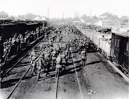 3rd Division troops at Poperinghe station 30 Sep 1917 - 57Kb jpg