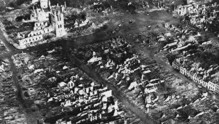 Aerial photograph of Ypres (autumn 1917) showing the route past the Cloth Hall - 39Kb jpg